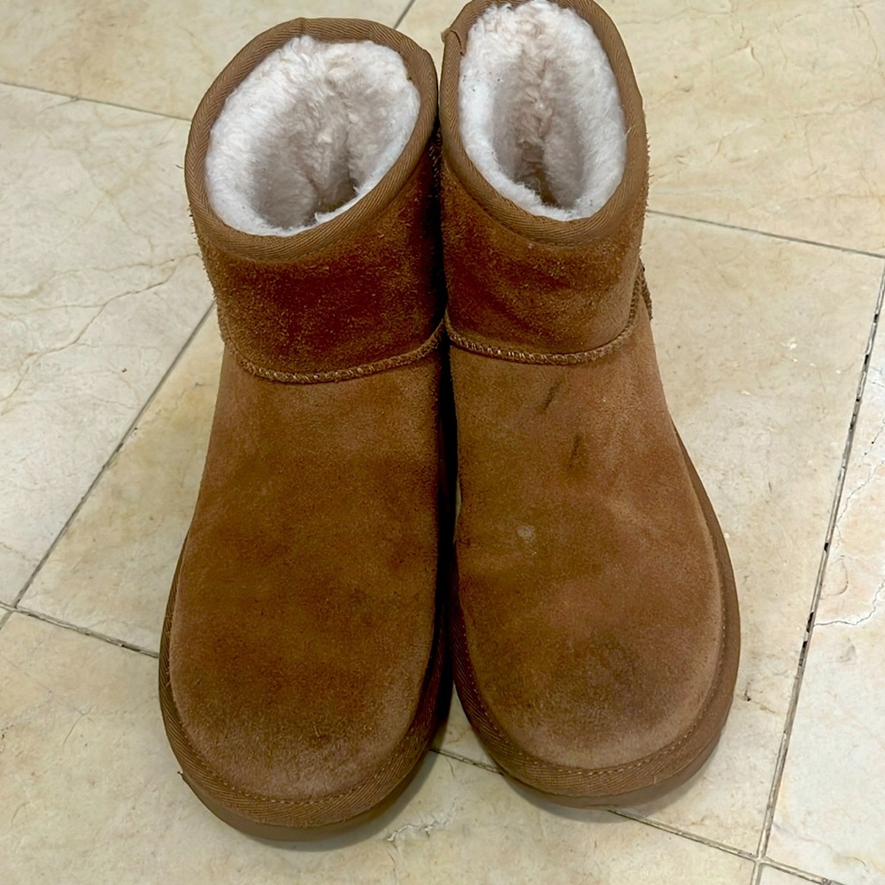 In good condition, chestnut uggs. Size 8  women